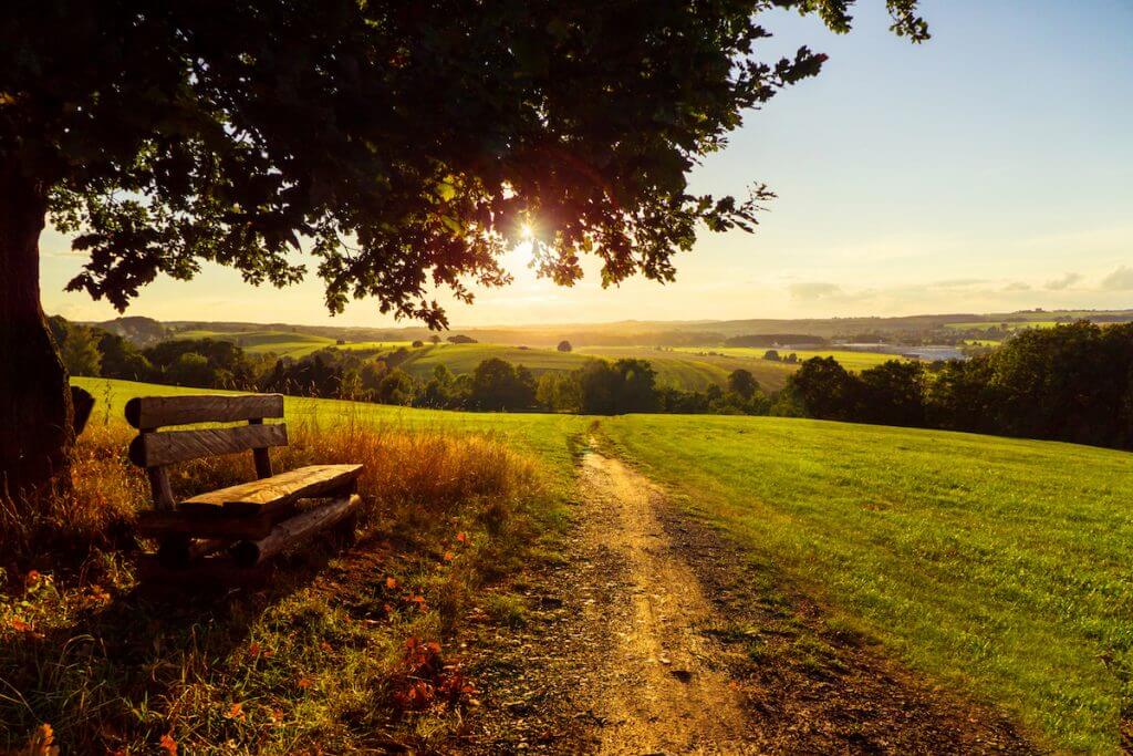 Wunderbare Ausblick mit Bank, Wanderweg