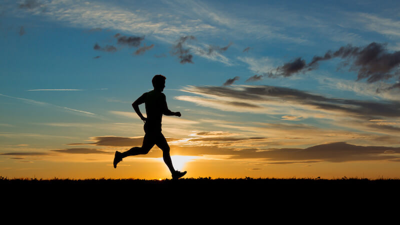Jogger bei Sonnenaufgang