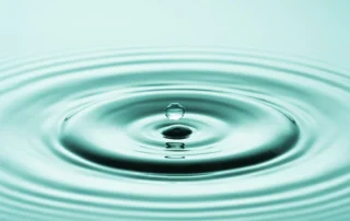 Hypnose nahe Bayreuth – beruhigende Wasserwellen als Symbol für Entspannung, Stressabbau und mentale Blockadenlösung in der Praxis von Werner Reindl in Weiden