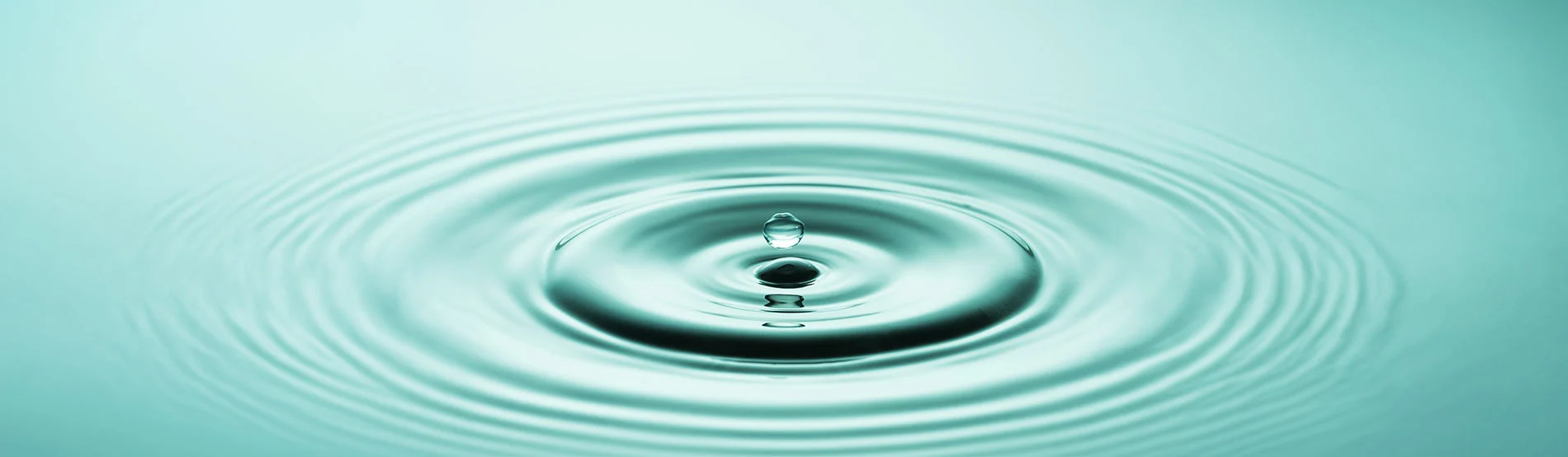 Hypnose nahe Bayreuth – beruhigende Wasserwellen als Symbol für Entspannung, Stressabbau und mentale Blockadenlösung in der Praxis von Werner Reindl in Weiden